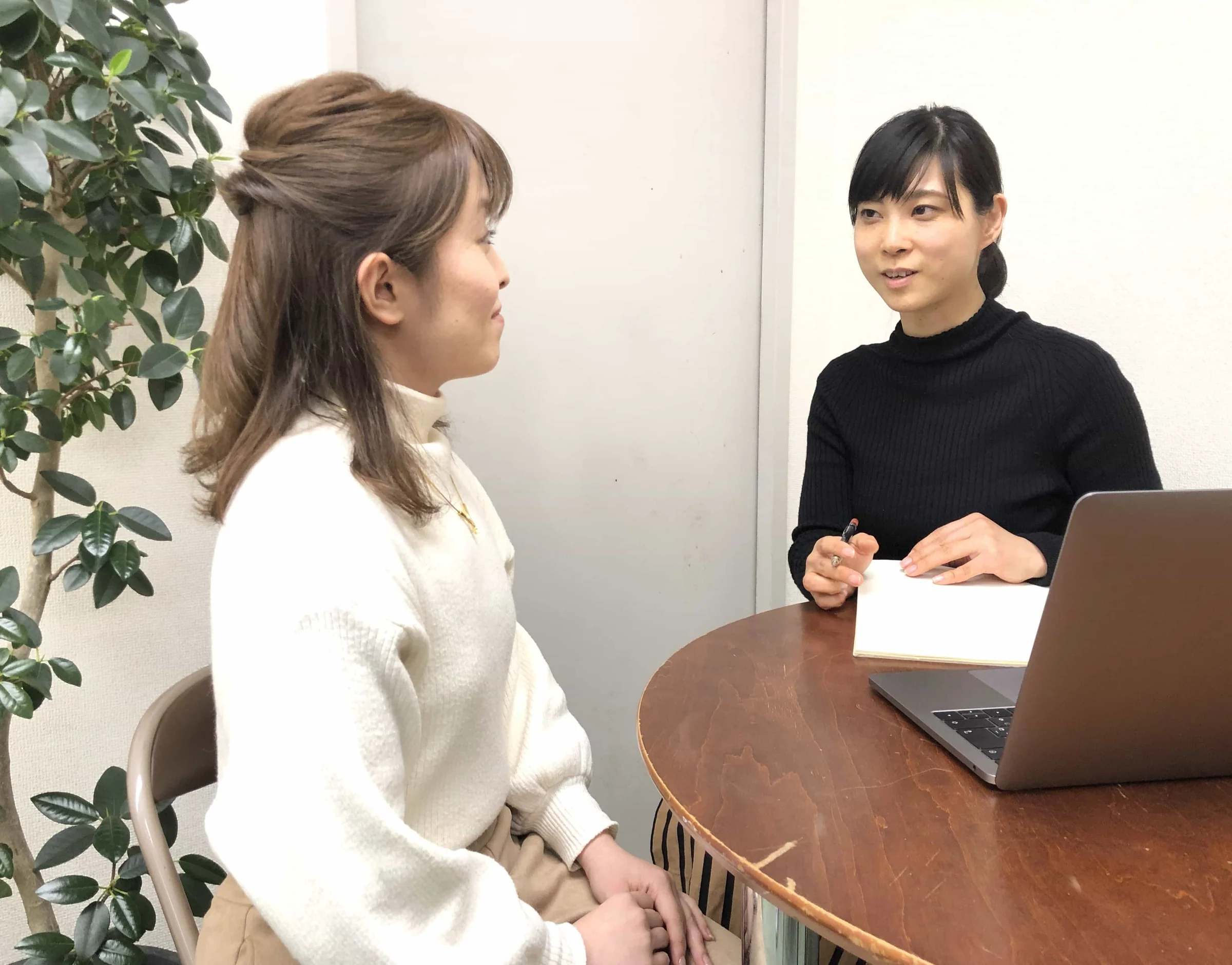 個別相談で授業について説明するスタッフと来校者