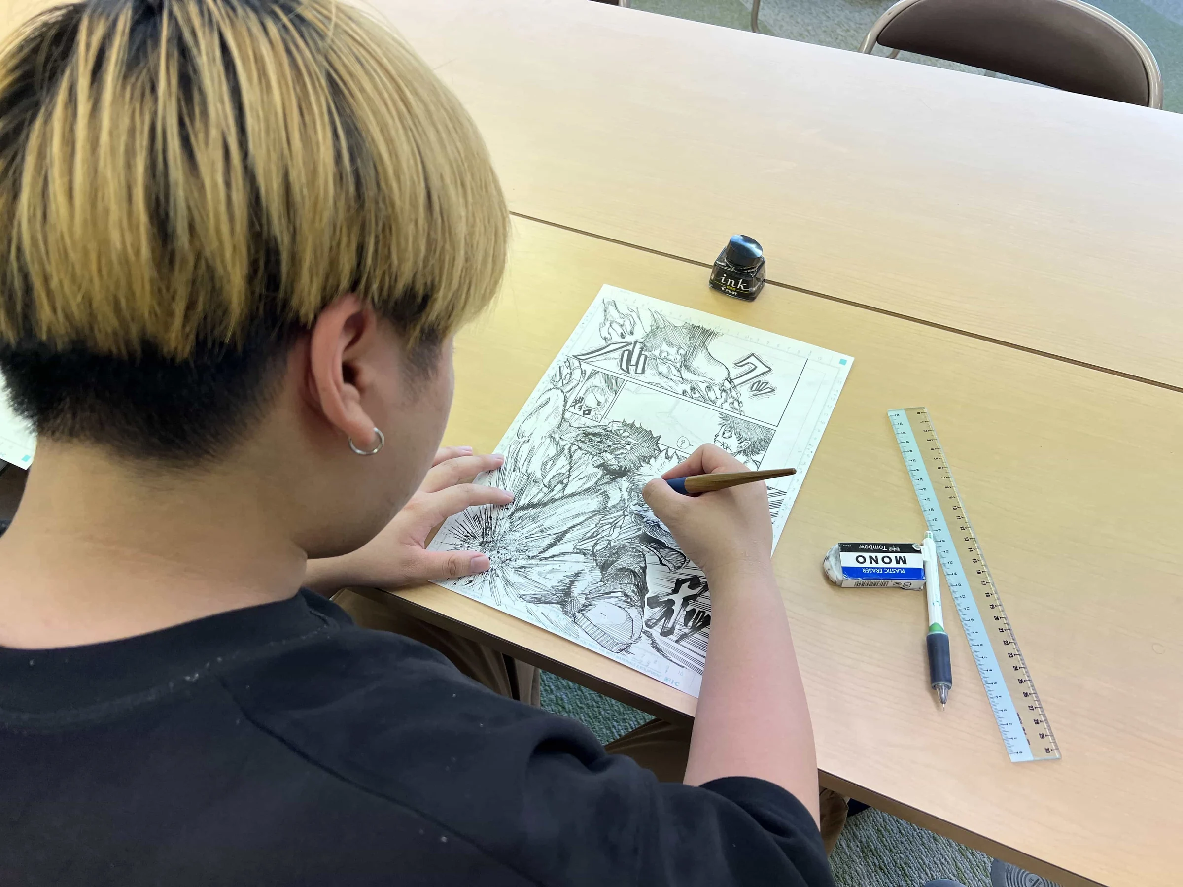 講師と一緒にマンガ・イラスト制作へ取り組む子どもの受講生