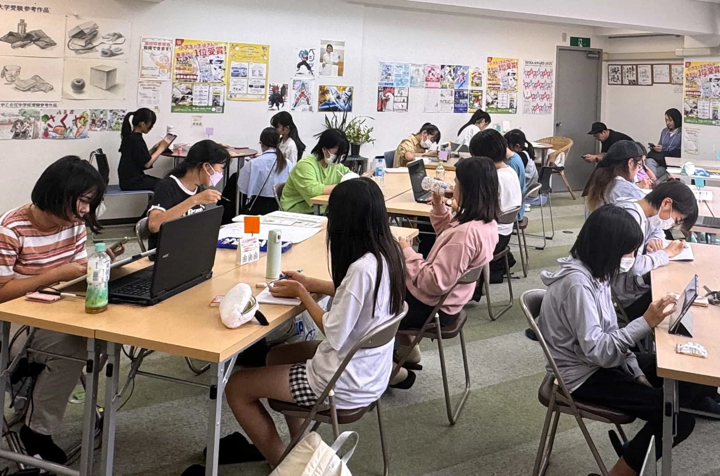作品が飾られた教室でアナログとデジタル制作を学ぶ生徒たち