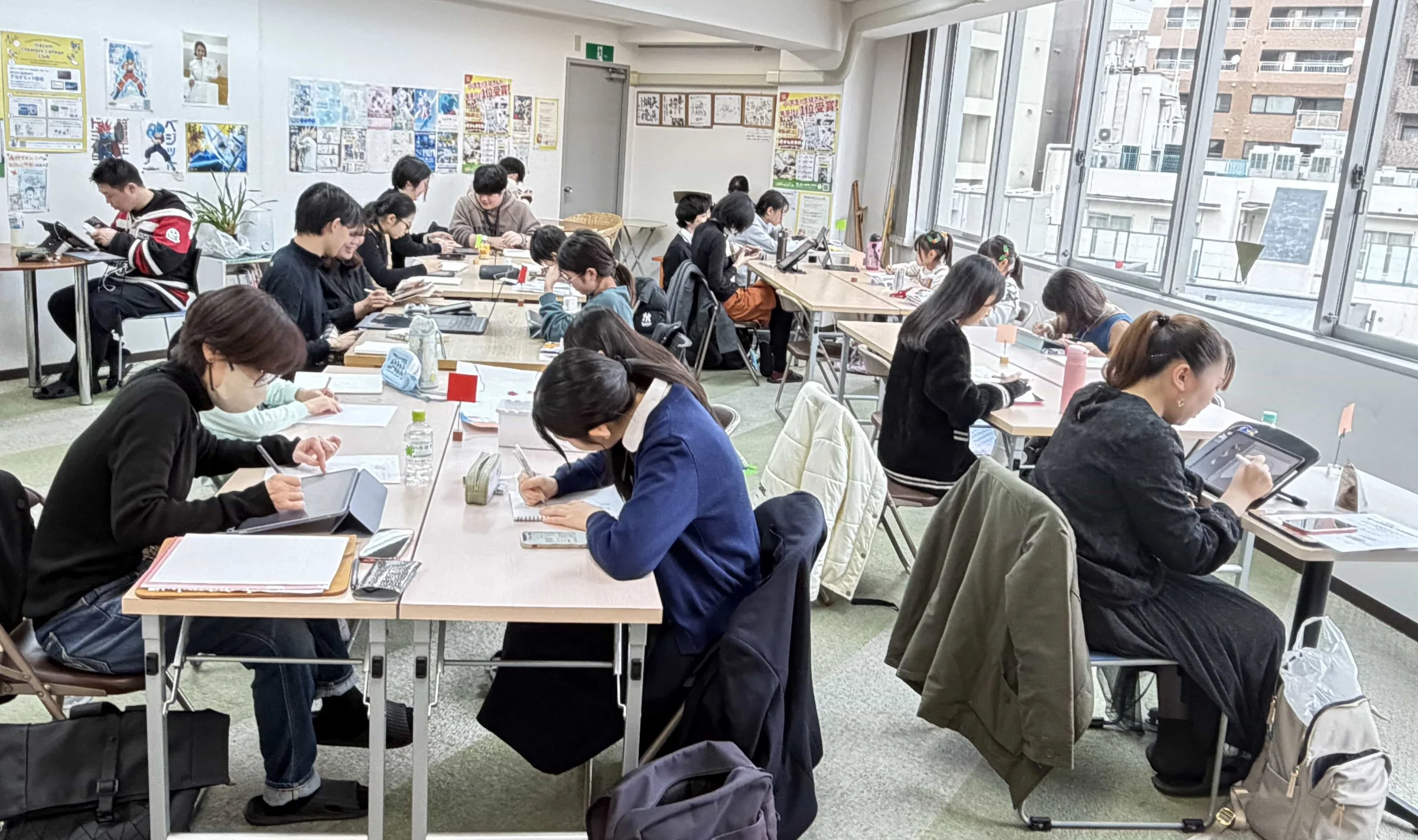 明るい教室でそれぞれの作品に集中する生徒たち