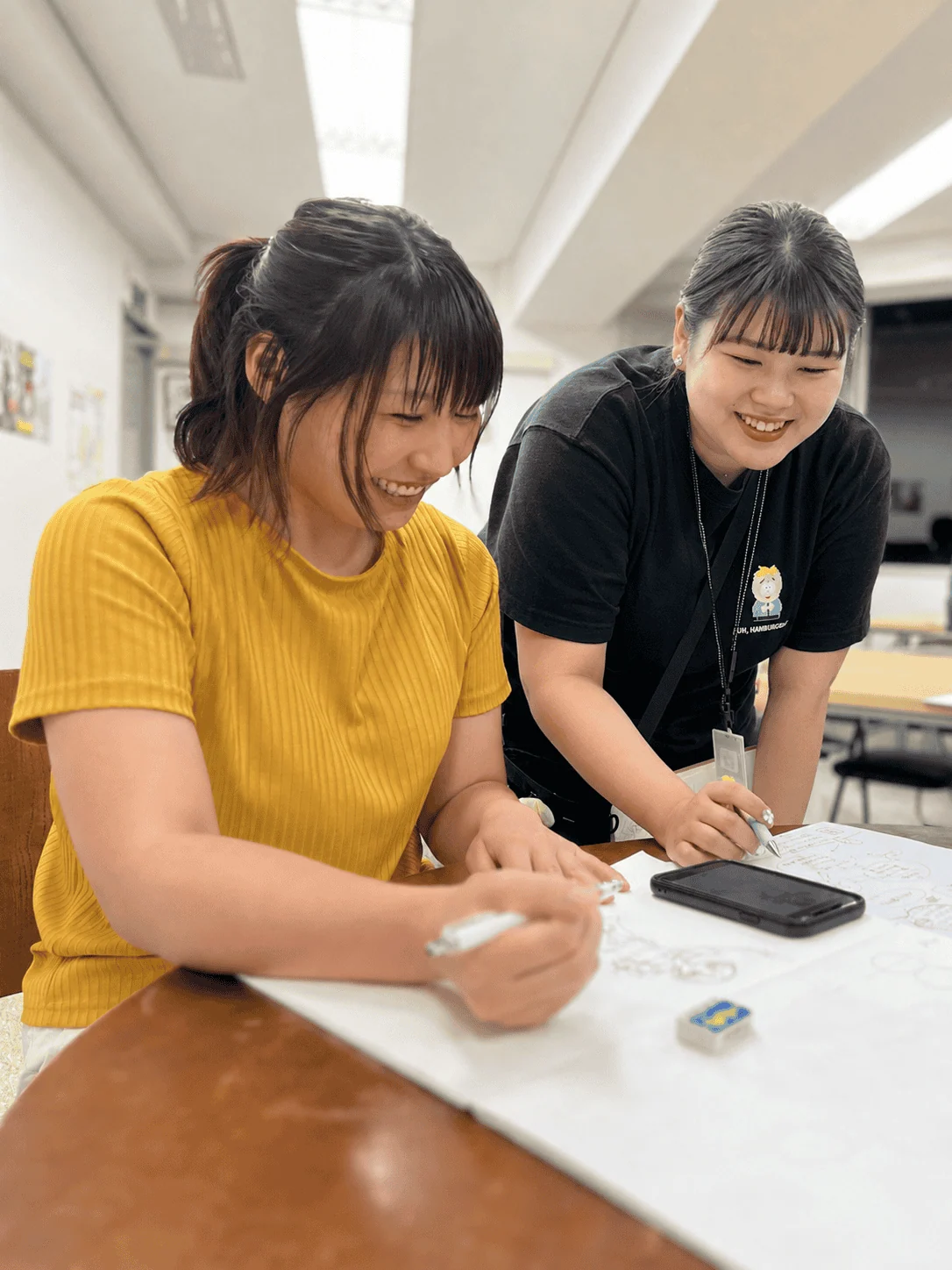 生徒の下描きを見ながら対話する講師