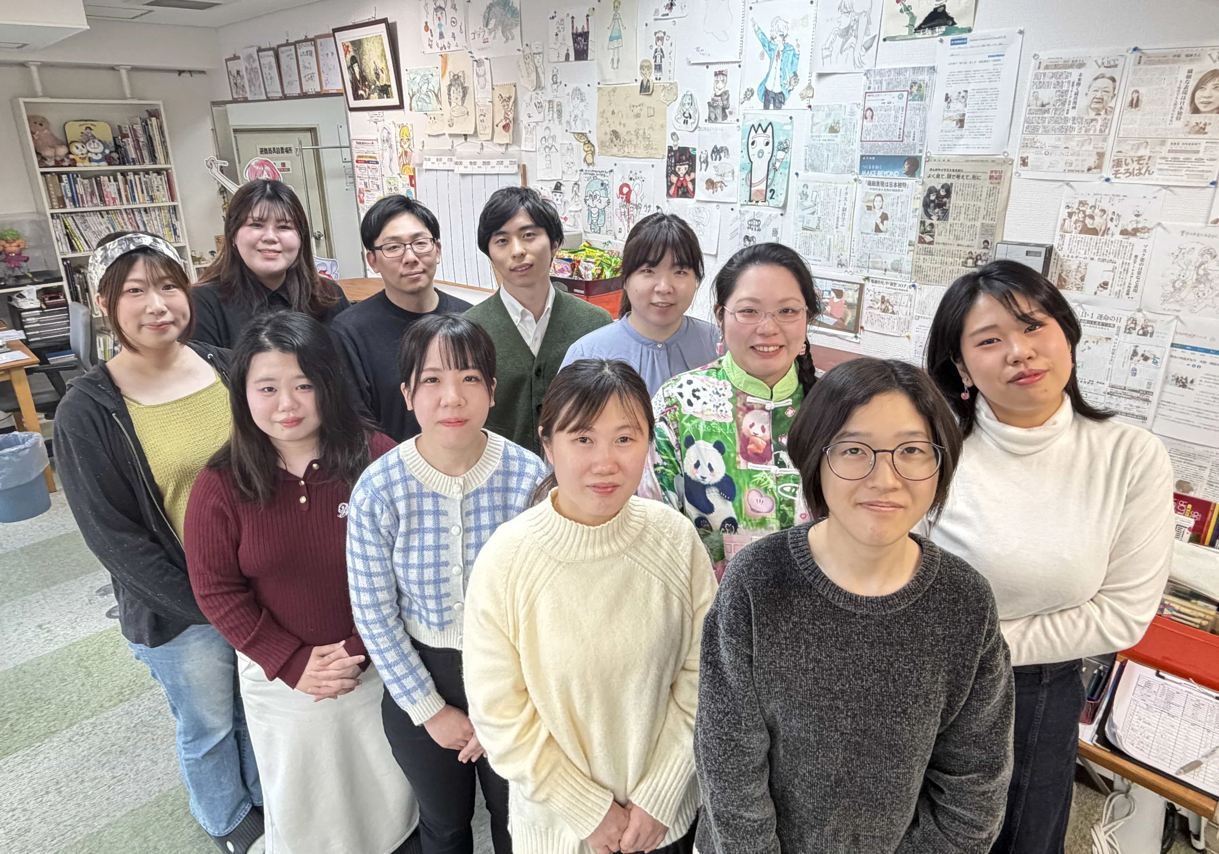 作品に囲まれた教室に集まる堀江アートスクールの講師陣