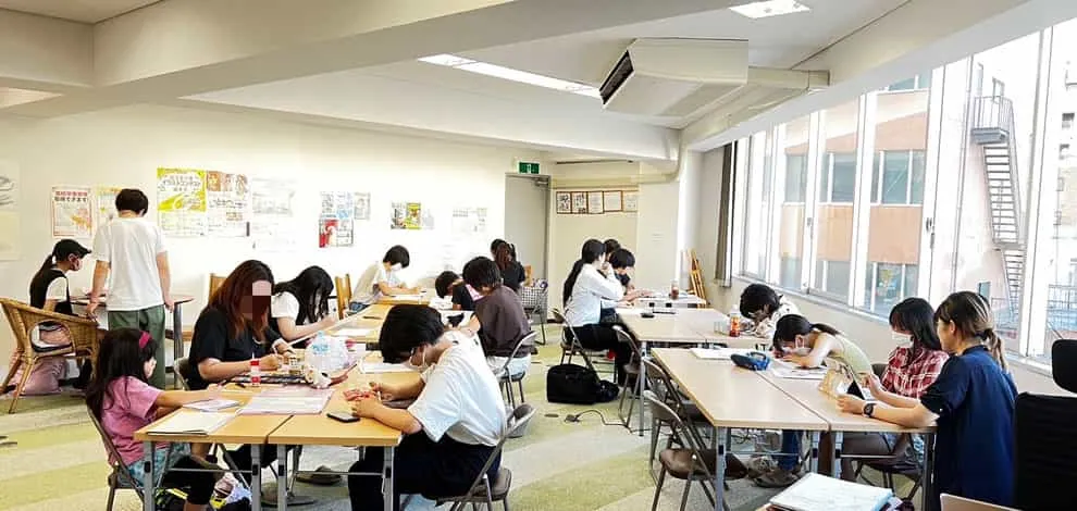 明るい教室で、それぞれの作品づくりに取り組む受講生
