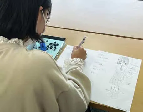 講師と一緒にマンガ・イラスト制作へ取り組む子どもの受講生