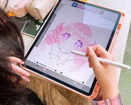 タブレットでキャラクターを描く子どもの受講生