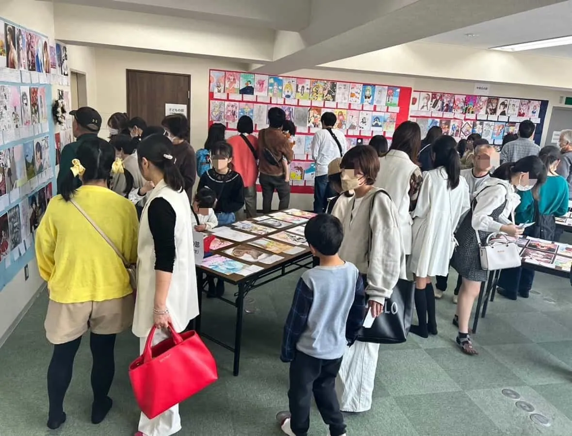 プロ漫画家との対談も行われた第12回生徒作品展で、展示作品を見る来場者